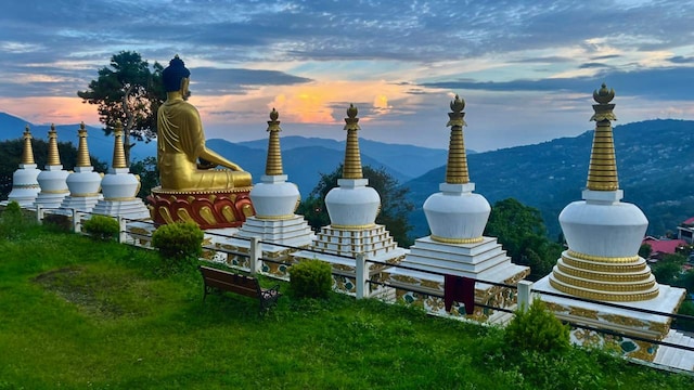 Kalimpong, with its lush landscapes and colonial charm, offers a picturesque and serene setting for a mountain wedding. The city's panoramic views and cool climate create a refreshing alternative to traditional wedding destinations. (Image: Shutterstock)