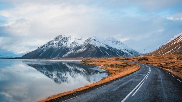 2. 'Mirror Lake' in Iceland | Lake Ljosavatn, also called the "mirror lake" Located in the northern Icelandic town of Akureyri, it is known for its reflections, offering spectacular views of the mountains and surrounding landscape. Visitors to this place can clearly see the reflection of the mountains in the lake. It is considered a must-see place in the country.