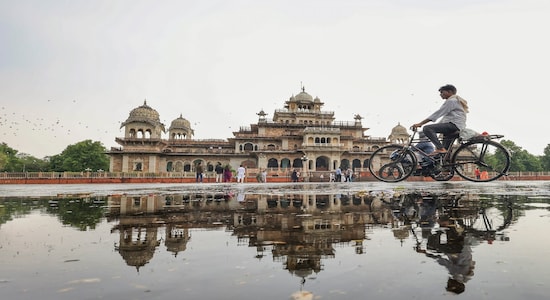 Jaipur, Rajasthan | Jaipur, known as the Pink City, becomes even more captivating during the monsoon. Iconic landmarks like the Amber Fort and City Palace shine with renewed splendor, while cooler temperatures make exploring vibrant markets and historic sites more enjoyable. Visitors can explore bustling bazaars, marvel at the Hawa Mahal, and take in the tranquil beauty of the Jal Mahal on Man Sagar Lake. For an immersive experience, Agoda offers block printing classes at one of Jaipur’s traditional workshops, where visitors can learn age-old fabric printing techniques from local artisans.