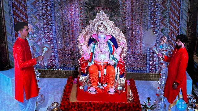 As always, the Ambani family followed all the traditions and rituals to celebrate Ganesh Chaturthi. On Friday (September 6), Anant and Radhika Ambani welcomed the idol of Lord Ganesha and on Saturday, the Ganesh Chaturthi celebrations began with puja and aarti.