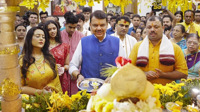 Ganesh Chaturthi 2024 Mumbai Live Updates: Deputy CM Devendra Fadnavis performs Puja Maharashtra Deputy Chief Minister Devendra Fadnavis along with his wife Amruta Fadnavis and others performed puja to Lord Ganesh on the occasion of Ganesh Chaturthi in Mumbai. Several political leaders worshipped Lord Ganesha at various temples in the city as chants of Ganpati Bappa Morya were heard across the city.