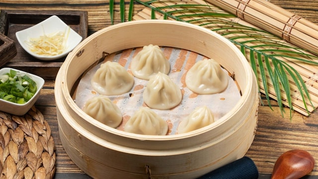 8. Tangbao | Moving on to number 8, if you ever travel to China, be sure to try Tangbao. With a solid 4.67 star rating, the places you should head to for it are Din Tai Fung Beijing in Chaoyang District, Nanxiang Mantou Dian and Dun Tai Fung Shanghai, both located in Shanghai. (image:shutterstock)