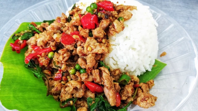 3. Phat Kaphrao | This stir-fried dish, also originating from Thailand, has a 4.73 star rating. The places to go to enjoy this delicious meal are Raan Jay Fai, Neung 33, Ung Jia Huad, all in Bangkok (image: Shutterstock)